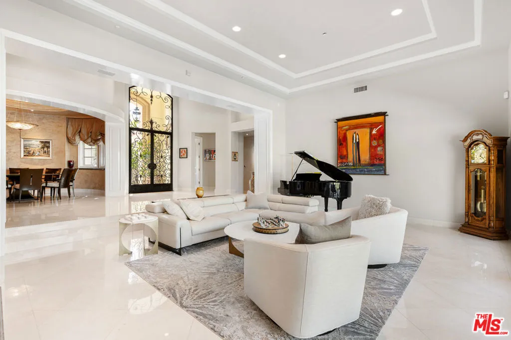 Tarzana, California 91356, United States, 4 Bedrooms Bedrooms, ,4 BathroomsBathrooms,Residential,Pending,37428