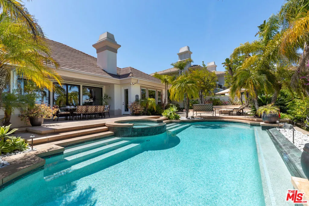 Tarzana, California 91356, United States, 4 Bedrooms Bedrooms, ,4 BathroomsBathrooms,Residential,Pending,37428