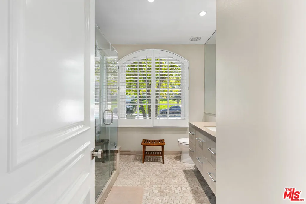 Tarzana, California 91356, United States, 4 Bedrooms Bedrooms, ,4 BathroomsBathrooms,Residential,Pending,37428