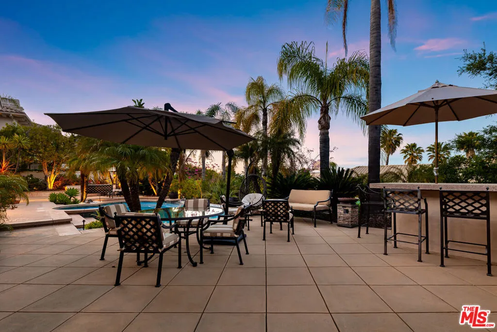 Tarzana, California 91356, United States, 4 Bedrooms Bedrooms, ,4 BathroomsBathrooms,Residential,Pending,37428