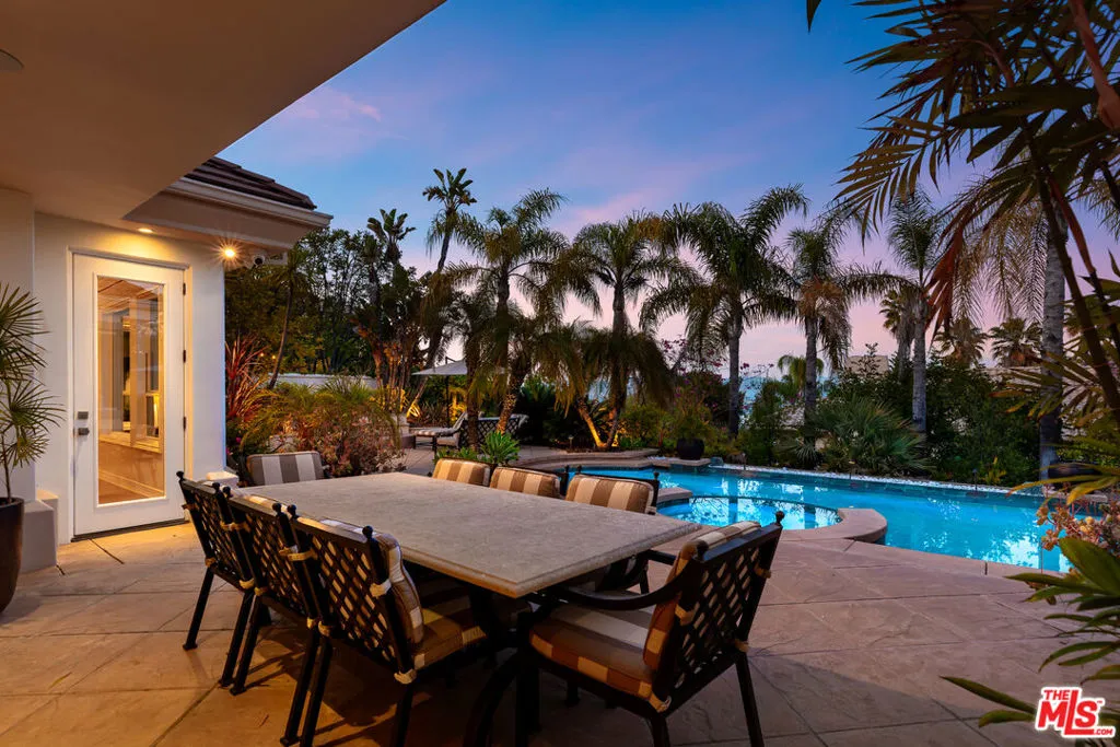 Tarzana, California 91356, United States, 4 Bedrooms Bedrooms, ,4 BathroomsBathrooms,Residential,Pending,37428