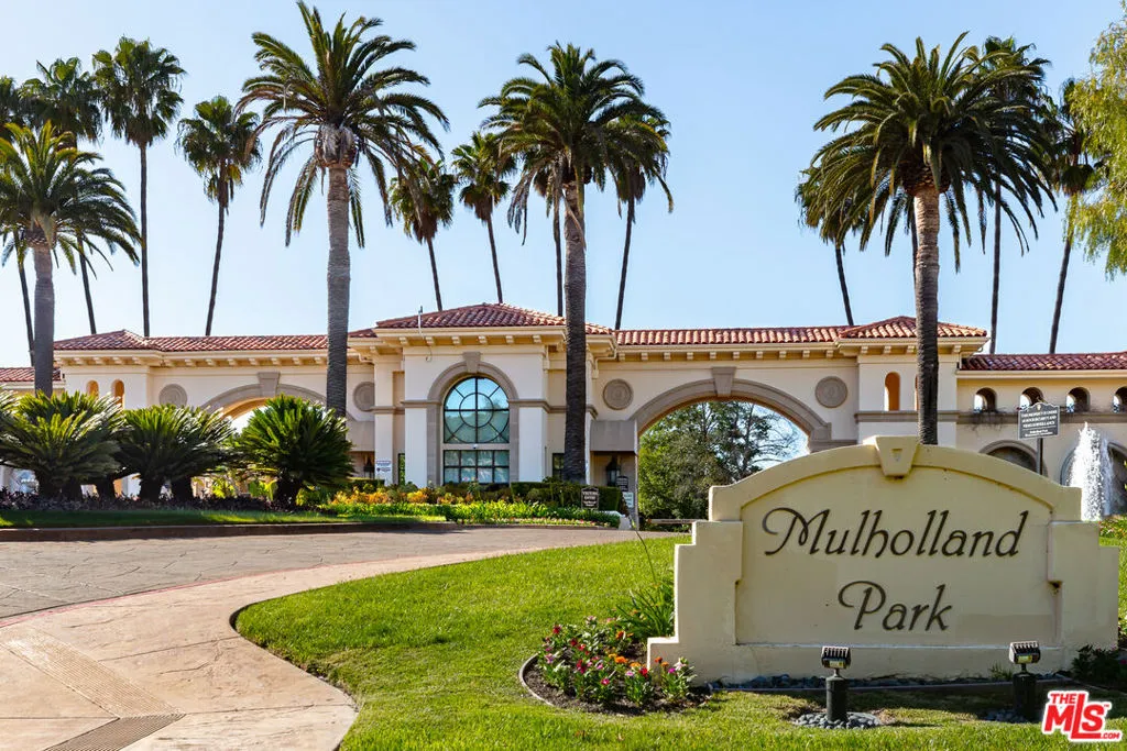 Tarzana, California 91356, United States, 4 Bedrooms Bedrooms, ,4 BathroomsBathrooms,Residential,Pending,37428