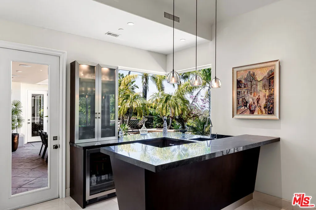 Tarzana, California 91356, United States, 4 Bedrooms Bedrooms, ,4 BathroomsBathrooms,Residential,Pending,37428