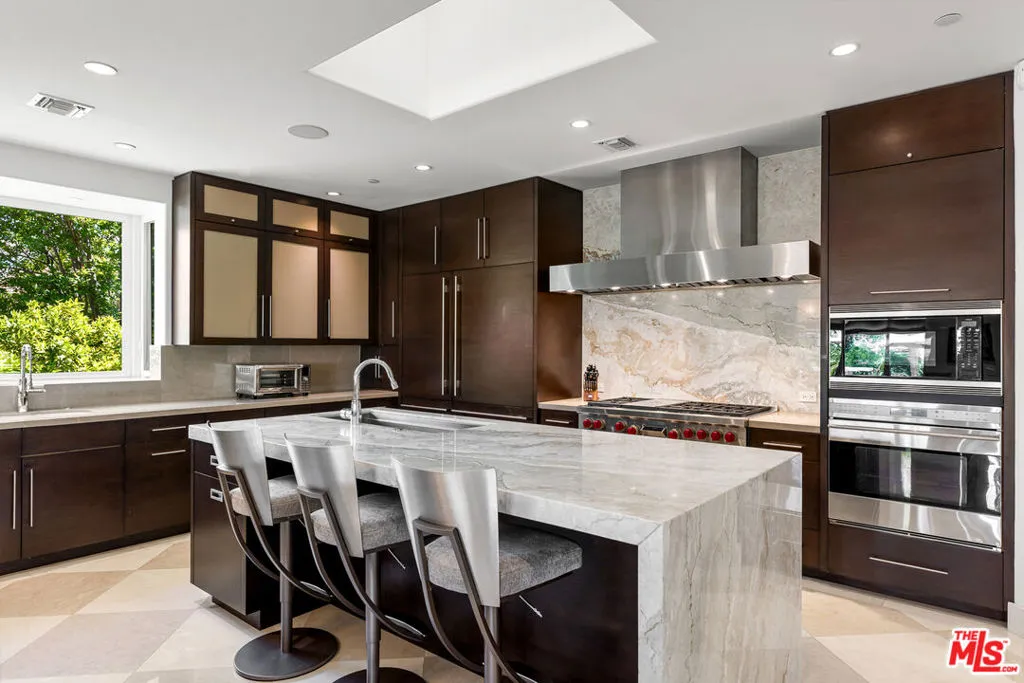 Tarzana, California 91356, United States, 4 Bedrooms Bedrooms, ,4 BathroomsBathrooms,Residential,Pending,37428