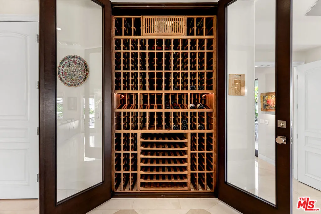 Tarzana, California 91356, United States, 4 Bedrooms Bedrooms, ,4 BathroomsBathrooms,Residential,Pending,37428