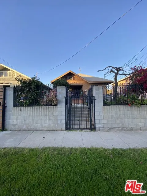 MLS: 25512931