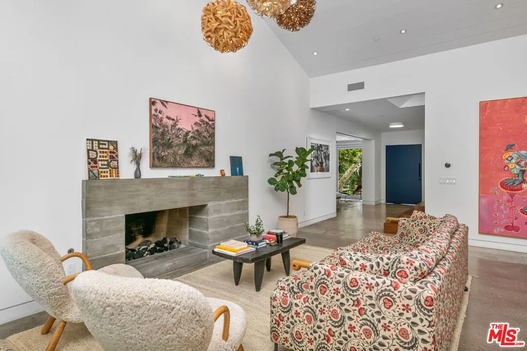 Santa Monica, California 90402, United States, 3 Bedrooms Bedrooms, ,3 BathroomsBathrooms,Residential,Pending,126786