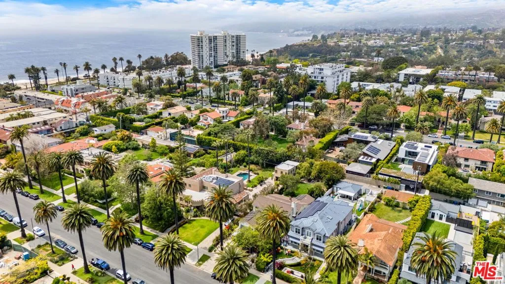 Santa Monica, California 90402, United States, 3 Bedrooms Bedrooms, ,3 BathroomsBathrooms,Residential,Pending,126786