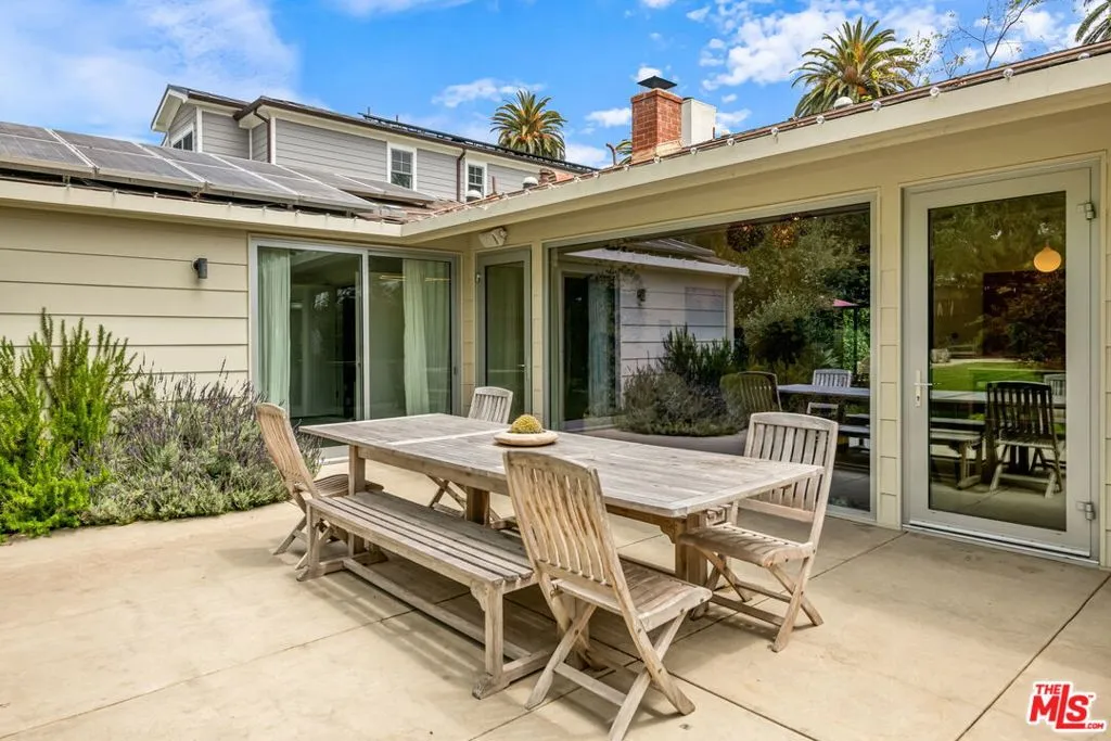 Santa Monica, California 90402, United States, 3 Bedrooms Bedrooms, ,3 BathroomsBathrooms,Residential,Pending,126786