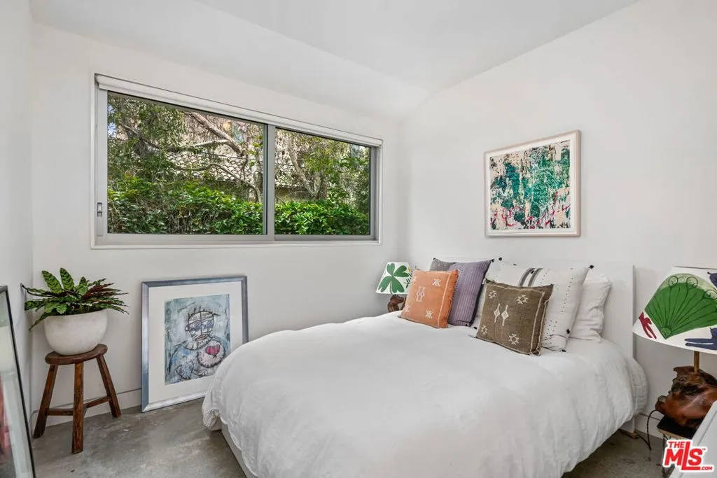 Santa Monica, California 90402, United States, 3 Bedrooms Bedrooms, ,3 BathroomsBathrooms,Residential,Pending,126786