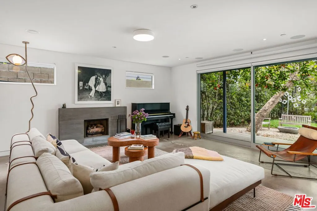 Santa Monica, California 90402, United States, 3 Bedrooms Bedrooms, ,3 BathroomsBathrooms,Residential,Pending,126786