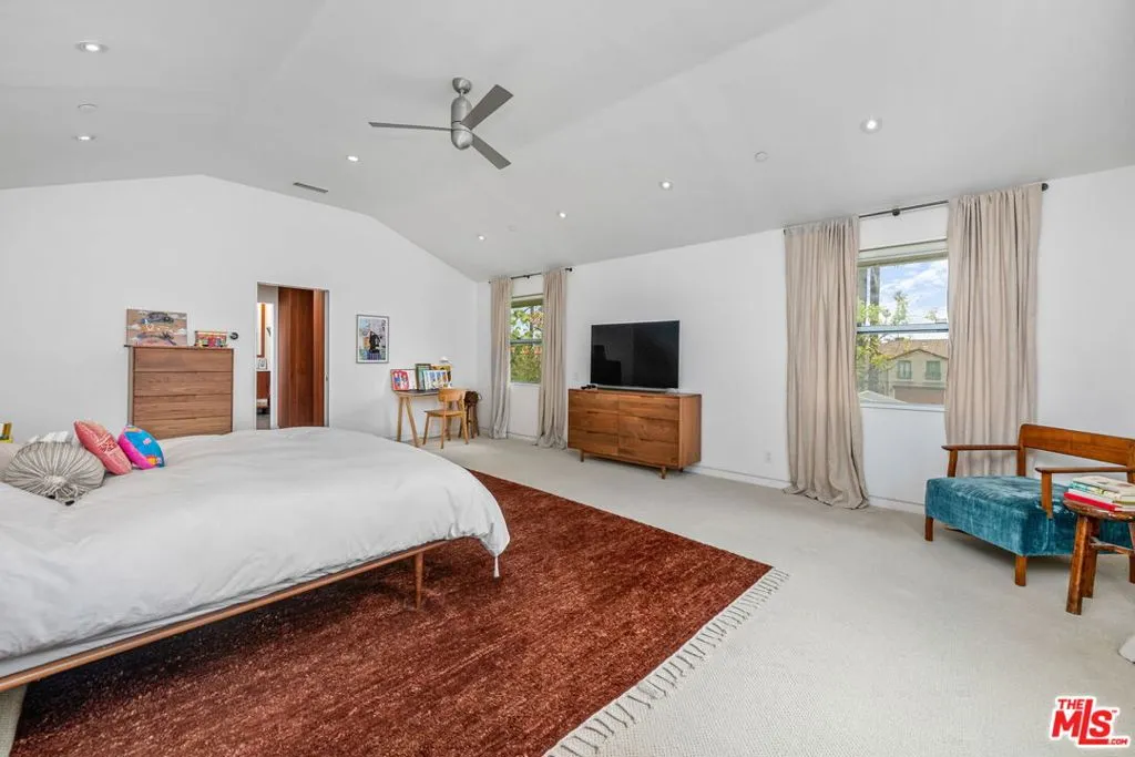 Santa Monica, California 90402, United States, 3 Bedrooms Bedrooms, ,3 BathroomsBathrooms,Residential,Pending,126786