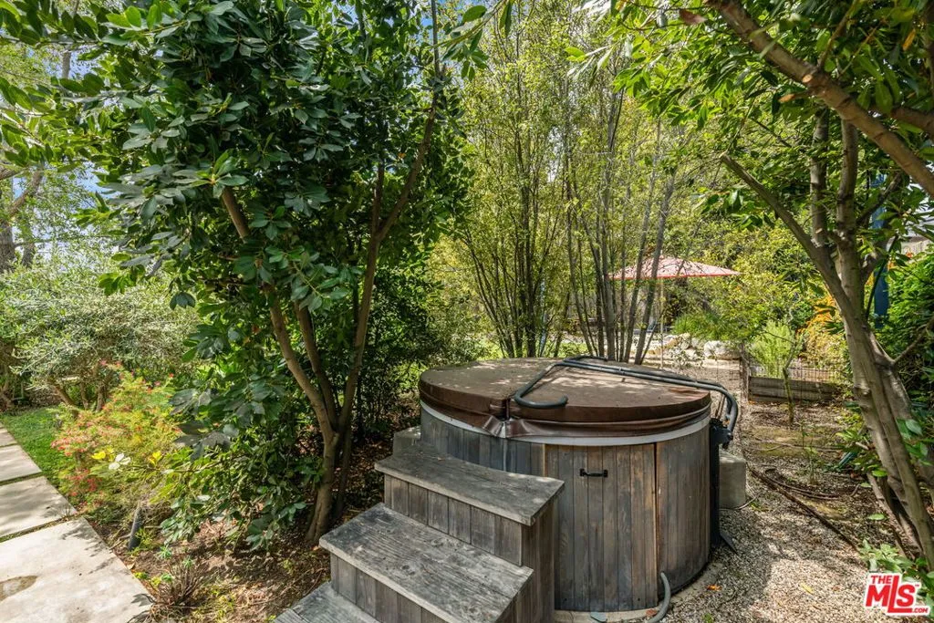 Santa Monica, California 90402, United States, 3 Bedrooms Bedrooms, ,3 BathroomsBathrooms,Residential,Pending,126786