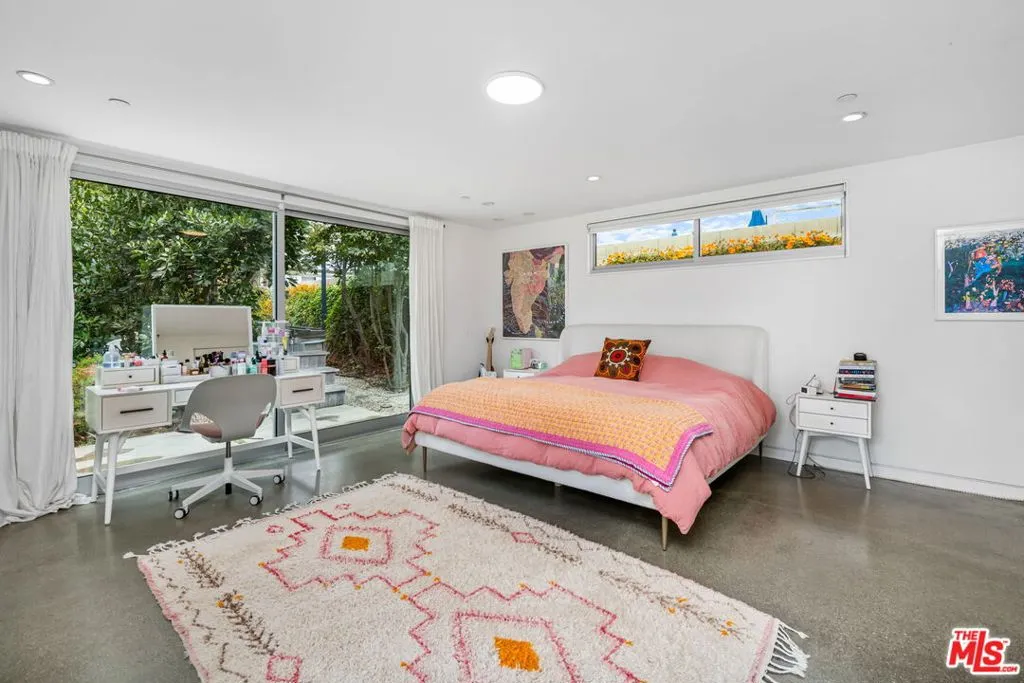 Santa Monica, California 90402, United States, 3 Bedrooms Bedrooms, ,3 BathroomsBathrooms,Residential,Pending,126786