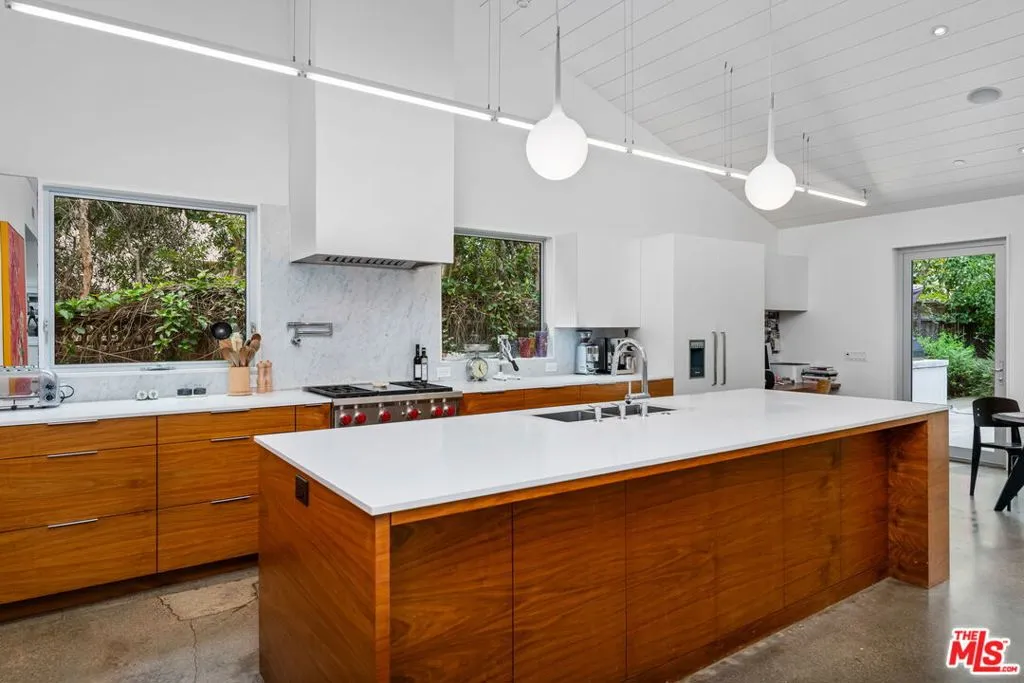 Santa Monica, California 90402, United States, 3 Bedrooms Bedrooms, ,3 BathroomsBathrooms,Residential,Pending,126786