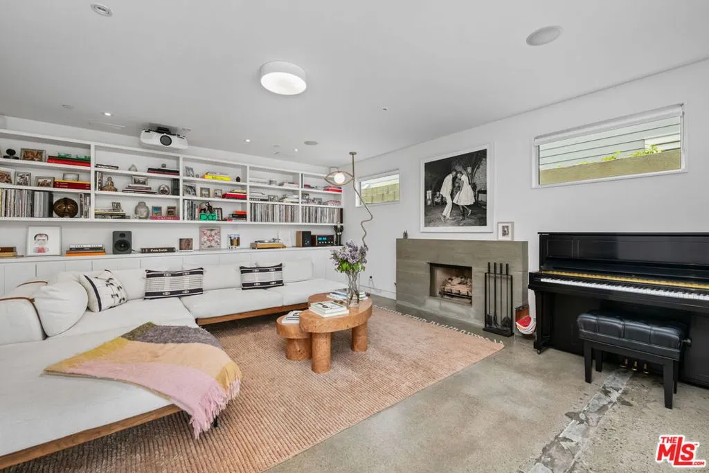 Santa Monica, California 90402, United States, 3 Bedrooms Bedrooms, ,3 BathroomsBathrooms,Residential,Pending,126786