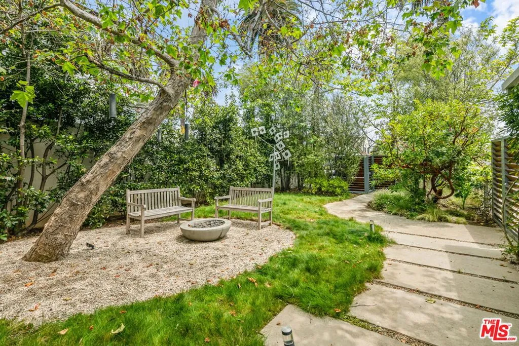 Santa Monica, California 90402, United States, 3 Bedrooms Bedrooms, ,3 BathroomsBathrooms,Residential,Pending,126786