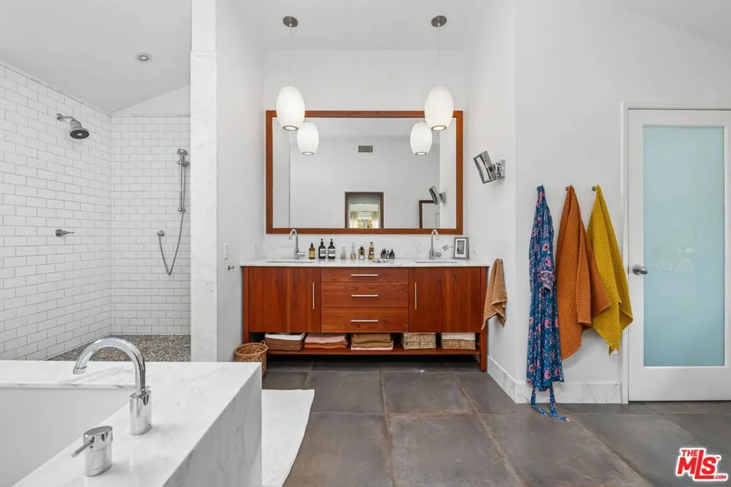 Santa Monica, California 90402, United States, 3 Bedrooms Bedrooms, ,3 BathroomsBathrooms,Residential,Pending,126786