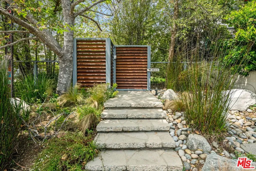 Santa Monica, California 90402, United States, 3 Bedrooms Bedrooms, ,3 BathroomsBathrooms,Residential,Pending,126786