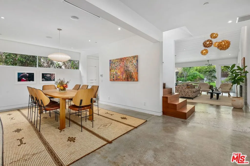 Santa Monica, California 90402, United States, 3 Bedrooms Bedrooms, ,3 BathroomsBathrooms,Residential,Pending,126786