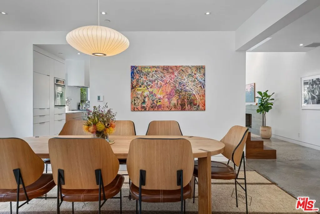 Santa Monica, California 90402, United States, 3 Bedrooms Bedrooms, ,3 BathroomsBathrooms,Residential,Pending,126786