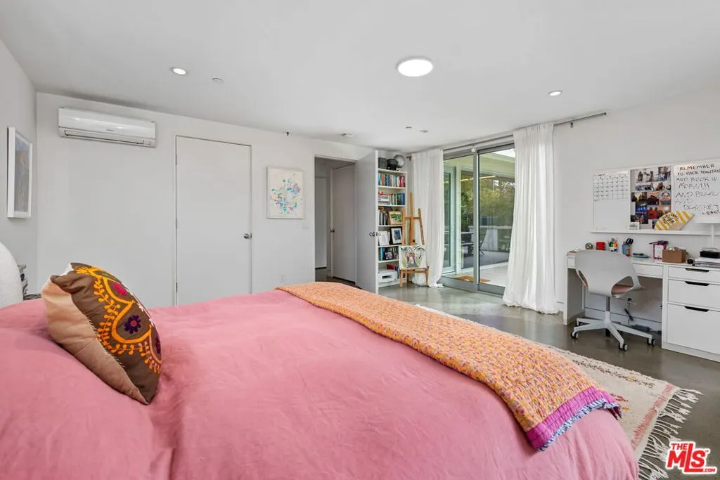 Santa Monica, California 90402, United States, 3 Bedrooms Bedrooms, ,3 BathroomsBathrooms,Residential,Pending,126786