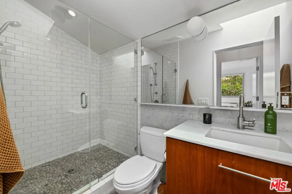 Santa Monica, California 90402, United States, 3 Bedrooms Bedrooms, ,3 BathroomsBathrooms,Residential,Pending,126786