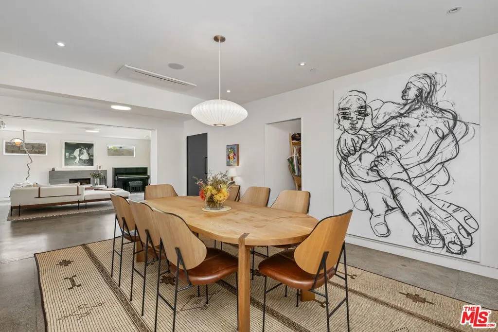 Santa Monica, California 90402, United States, 3 Bedrooms Bedrooms, ,3 BathroomsBathrooms,Residential,Pending,126786