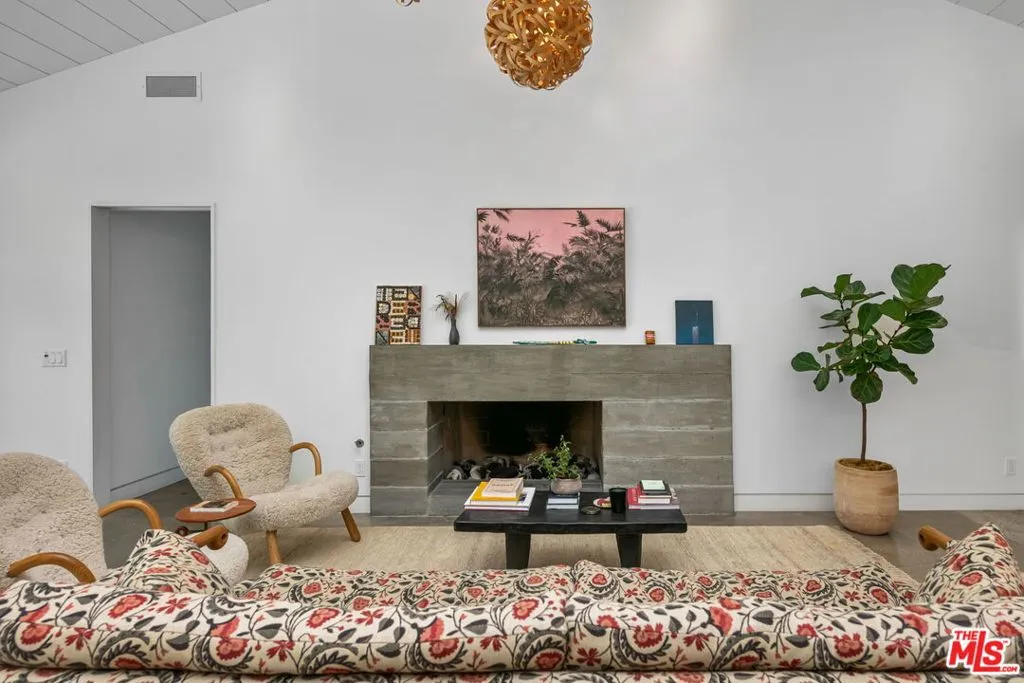 Santa Monica, California 90402, United States, 3 Bedrooms Bedrooms, ,3 BathroomsBathrooms,Residential,Pending,126786