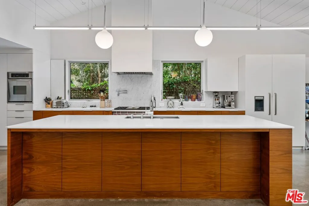 Santa Monica, California 90402, United States, 3 Bedrooms Bedrooms, ,3 BathroomsBathrooms,Residential,Pending,126786