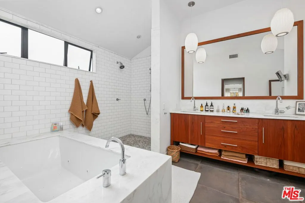 Santa Monica, California 90402, United States, 3 Bedrooms Bedrooms, ,3 BathroomsBathrooms,Residential,Pending,126786