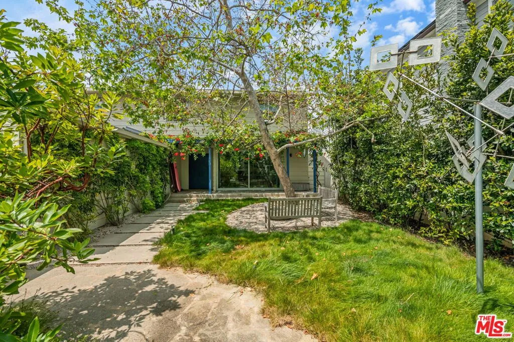 Santa Monica, California 90402, United States, 3 Bedrooms Bedrooms, ,3 BathroomsBathrooms,Residential,Pending,126786