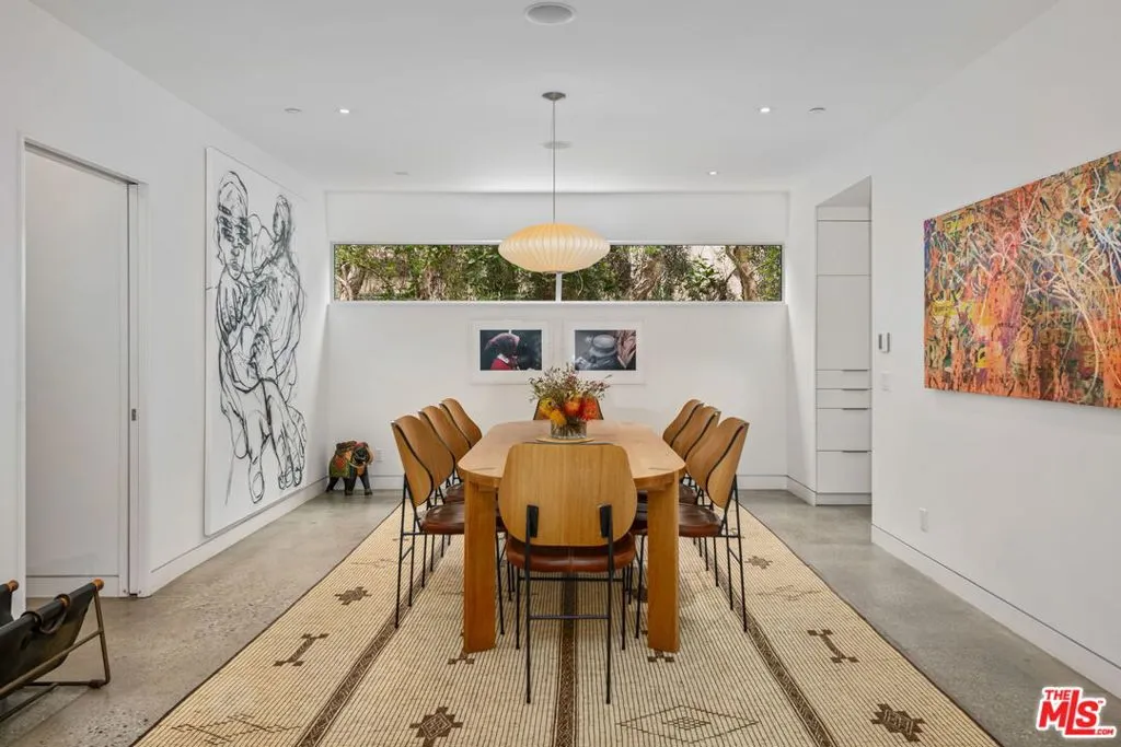 Santa Monica, California 90402, United States, 3 Bedrooms Bedrooms, ,3 BathroomsBathrooms,Residential,Pending,126786