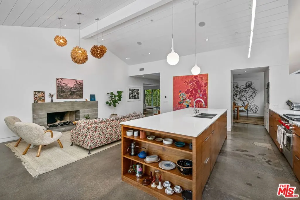 Santa Monica, California 90402, United States, 3 Bedrooms Bedrooms, ,3 BathroomsBathrooms,Residential,Pending,126786