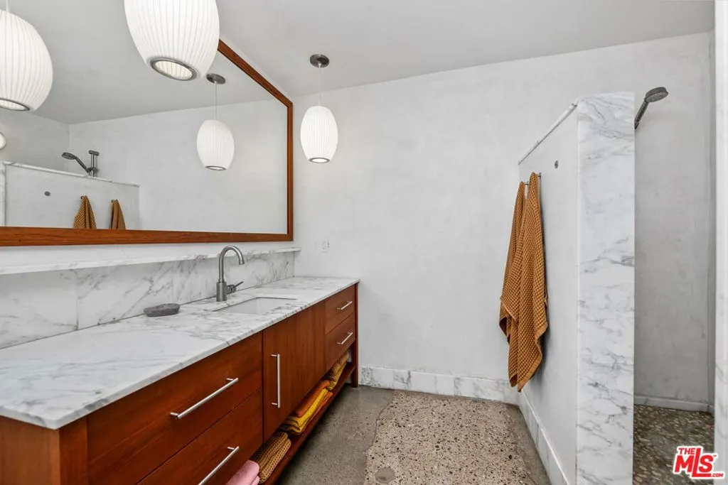 Santa Monica, California 90402, United States, 3 Bedrooms Bedrooms, ,3 BathroomsBathrooms,Residential,Pending,126786