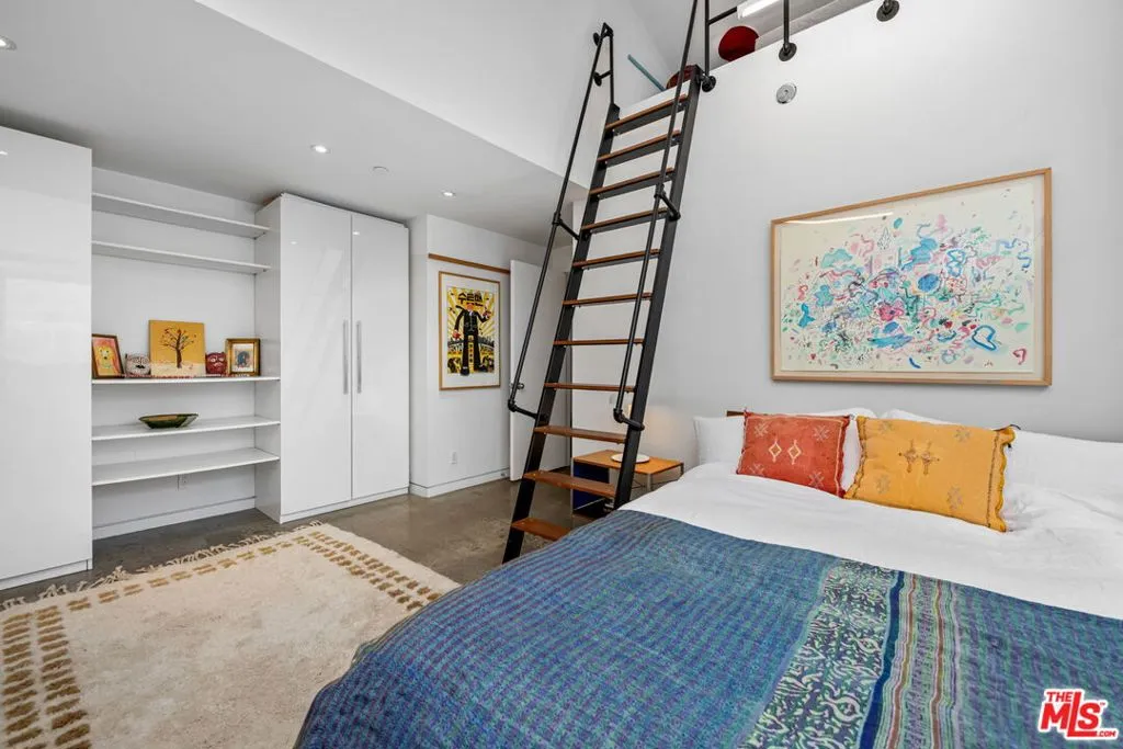 Santa Monica, California 90402, United States, 3 Bedrooms Bedrooms, ,3 BathroomsBathrooms,Residential,Pending,126786