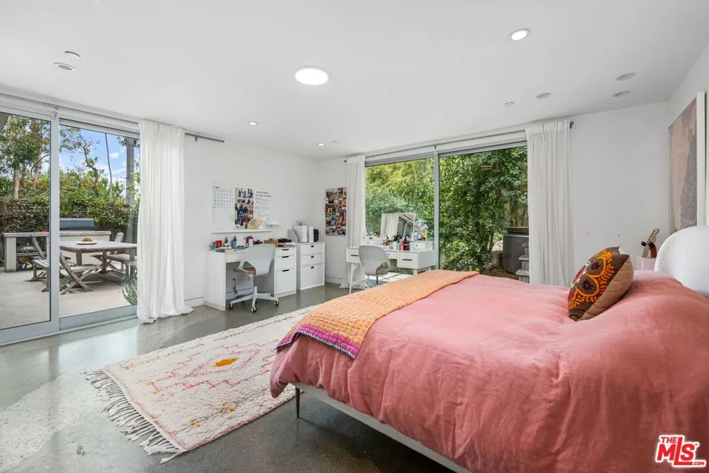 Santa Monica, California 90402, United States, 3 Bedrooms Bedrooms, ,3 BathroomsBathrooms,Residential,Pending,126786