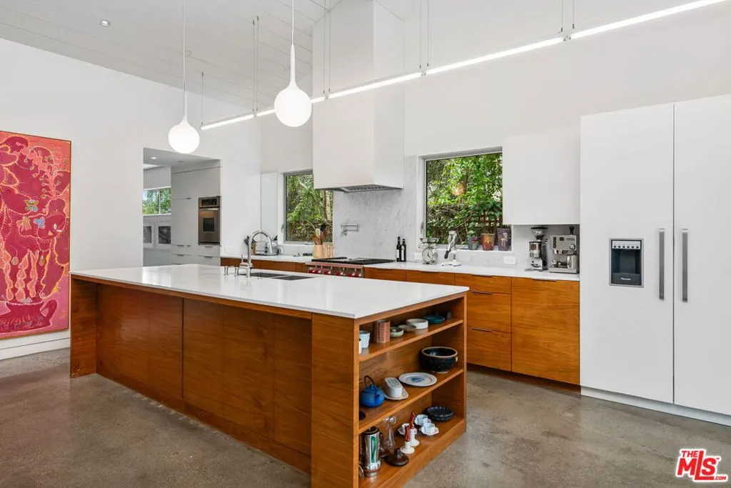 Santa Monica, California 90402, United States, 3 Bedrooms Bedrooms, ,3 BathroomsBathrooms,Residential,Pending,126786