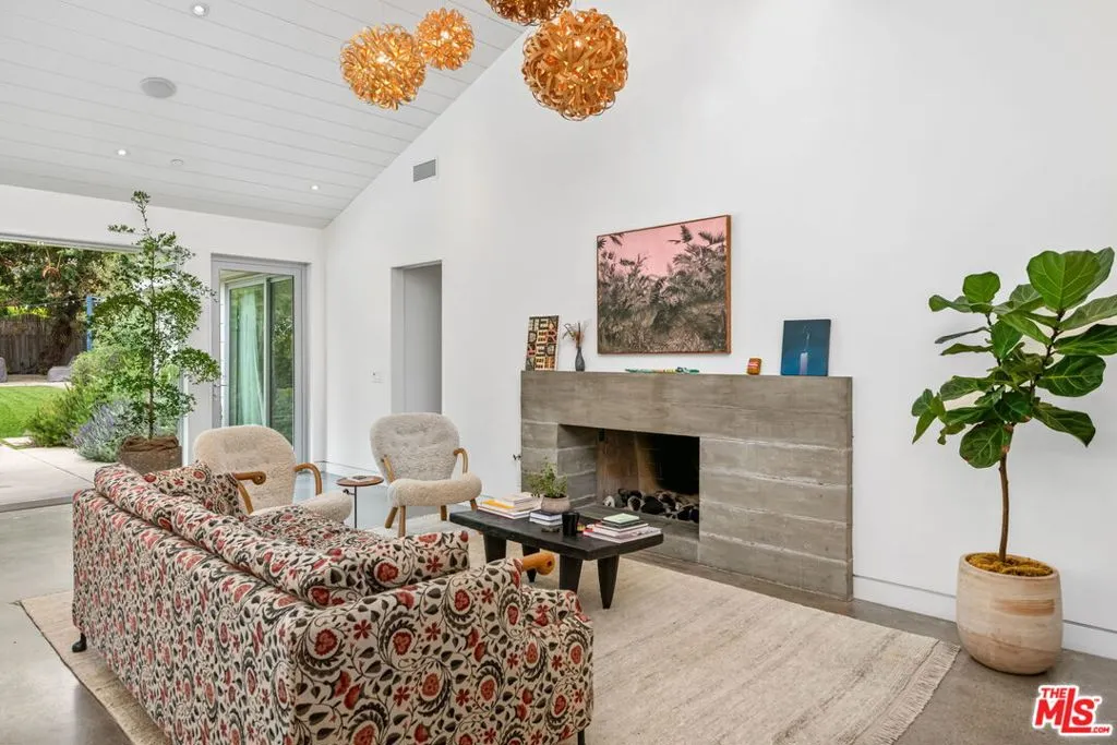 Santa Monica, California 90402, United States, 3 Bedrooms Bedrooms, ,3 BathroomsBathrooms,Residential,Pending,126786