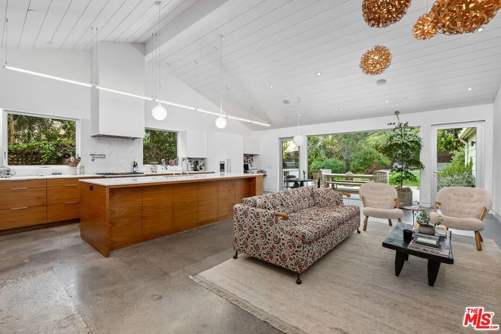 Santa Monica, California 90402, United States, 3 Bedrooms Bedrooms, ,3 BathroomsBathrooms,Residential,Pending,126786