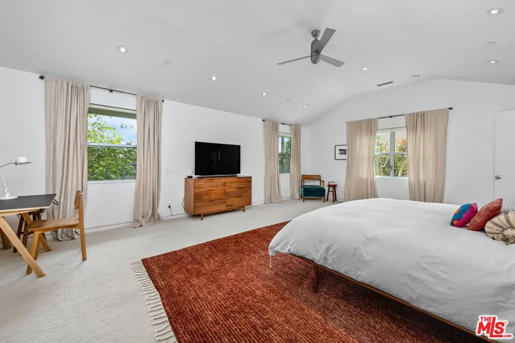 Santa Monica, California 90402, United States, 3 Bedrooms Bedrooms, ,3 BathroomsBathrooms,Residential,Pending,126786