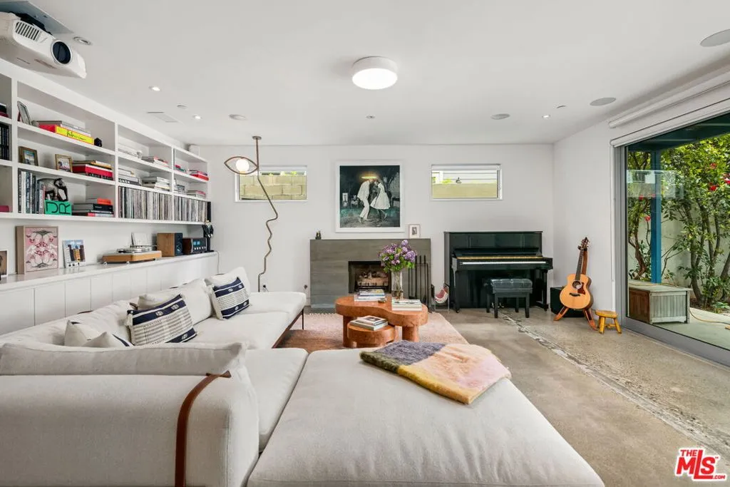 Santa Monica, California 90402, United States, 3 Bedrooms Bedrooms, ,3 BathroomsBathrooms,Residential,Pending,126786