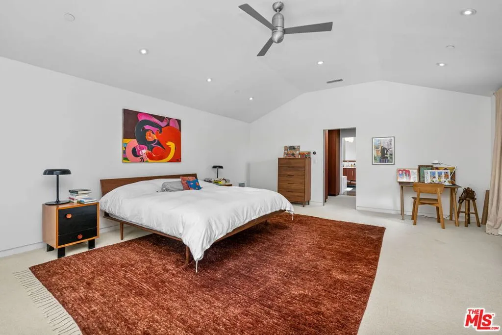 Santa Monica, California 90402, United States, 3 Bedrooms Bedrooms, ,3 BathroomsBathrooms,Residential,Pending,126786