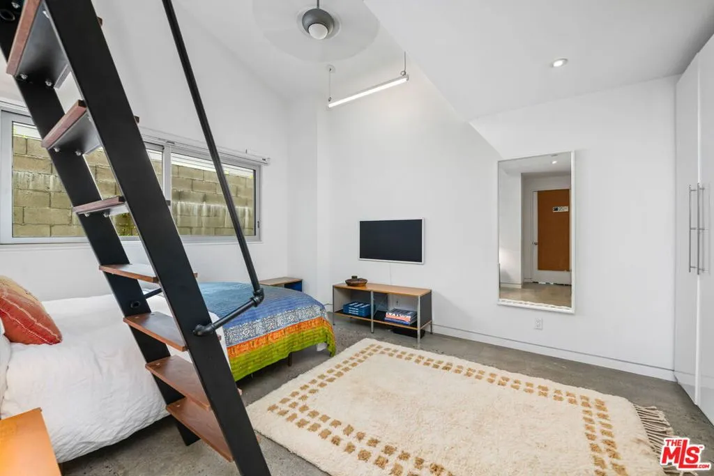 Santa Monica, California 90402, United States, 3 Bedrooms Bedrooms, ,3 BathroomsBathrooms,Residential,Pending,126786