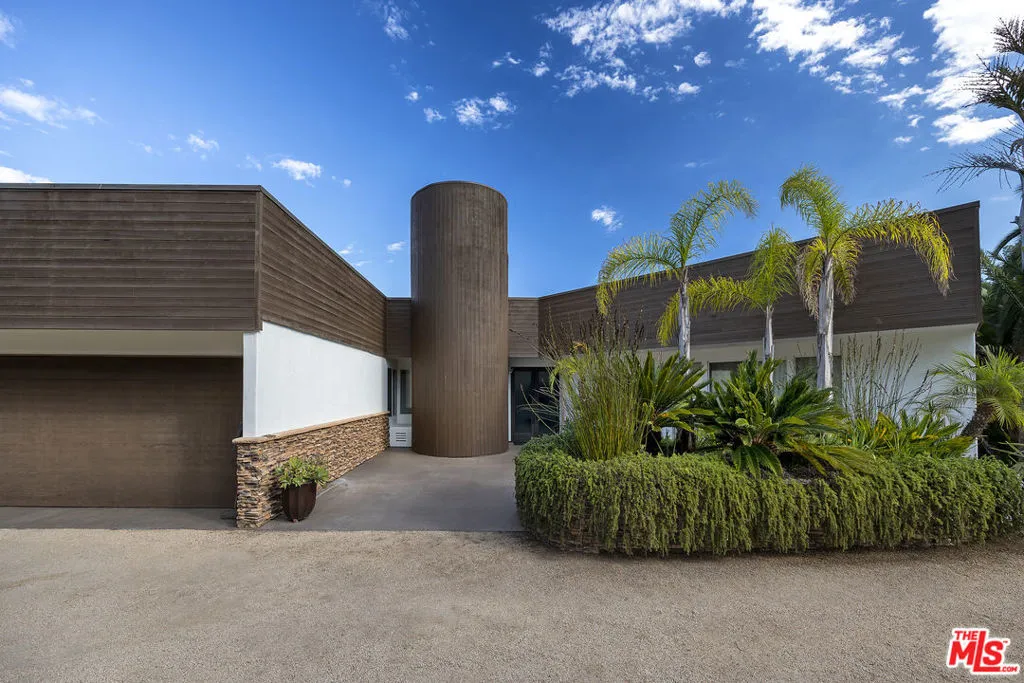 Santa Barbara, California 93103, United States, 3 Bedrooms Bedrooms, ,5 BathroomsBathrooms,Residential,Active,117902