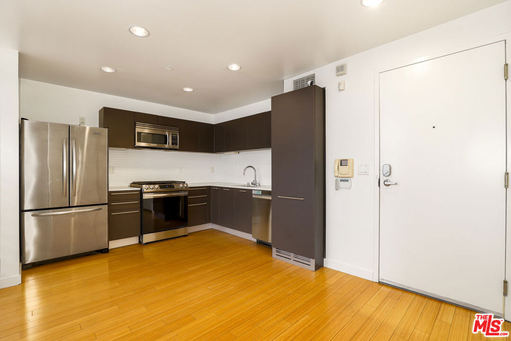Properties 2 1912 Broadway 311