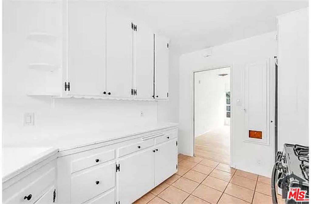 Properties 4 5846 Woodman Avenue