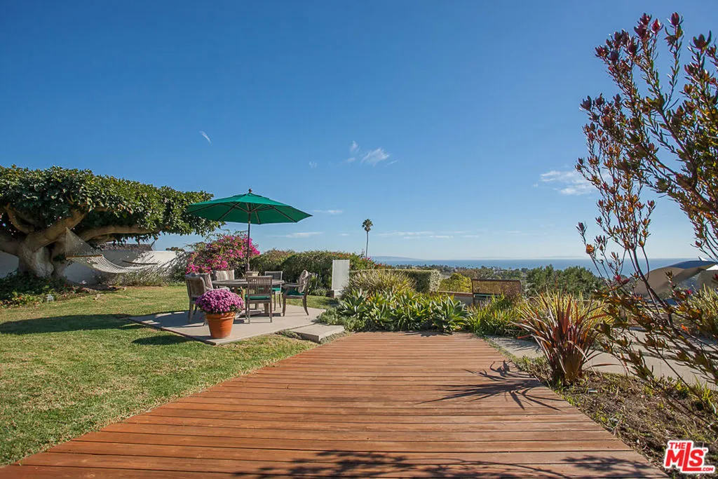 Pacific Palisades, California 90272, United States, 3 Bedrooms Bedrooms, ,3 BathroomsBathrooms,Residential,Active,86302