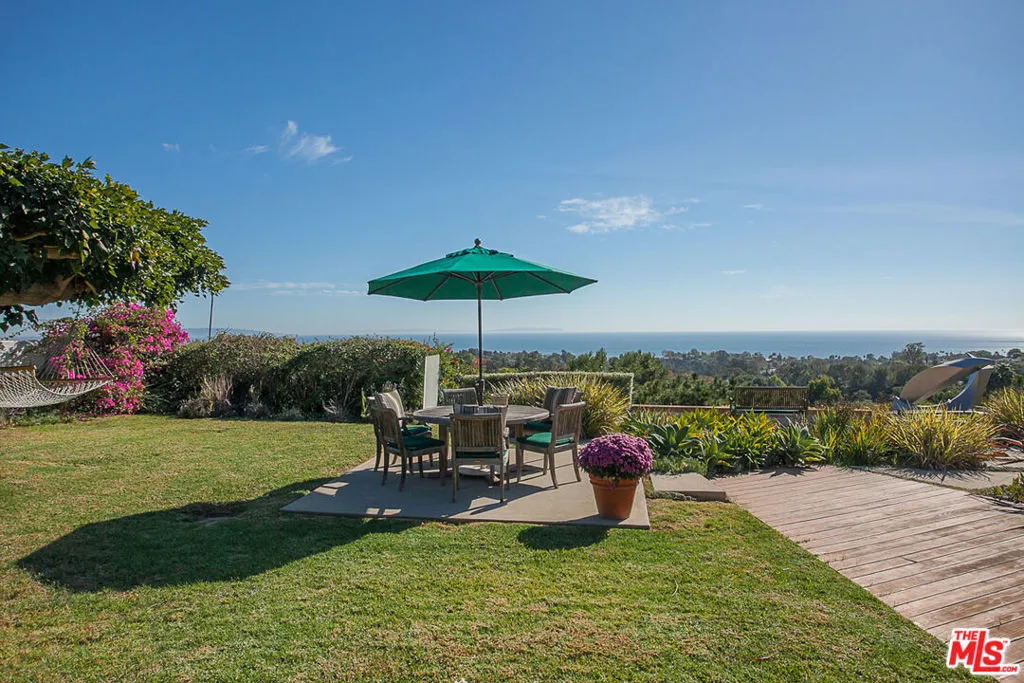 Pacific Palisades, California 90272, United States, 3 Bedrooms Bedrooms, ,3 BathroomsBathrooms,Residential,Active,86302