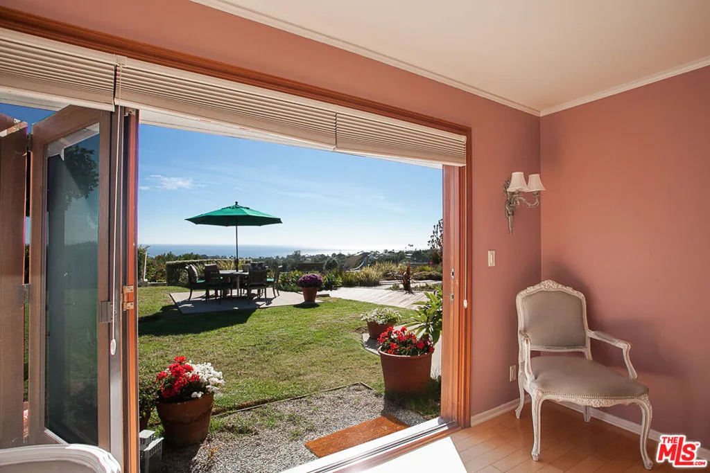 Pacific Palisades, California 90272, United States, 3 Bedrooms Bedrooms, ,3 BathroomsBathrooms,Residential,Active,86302